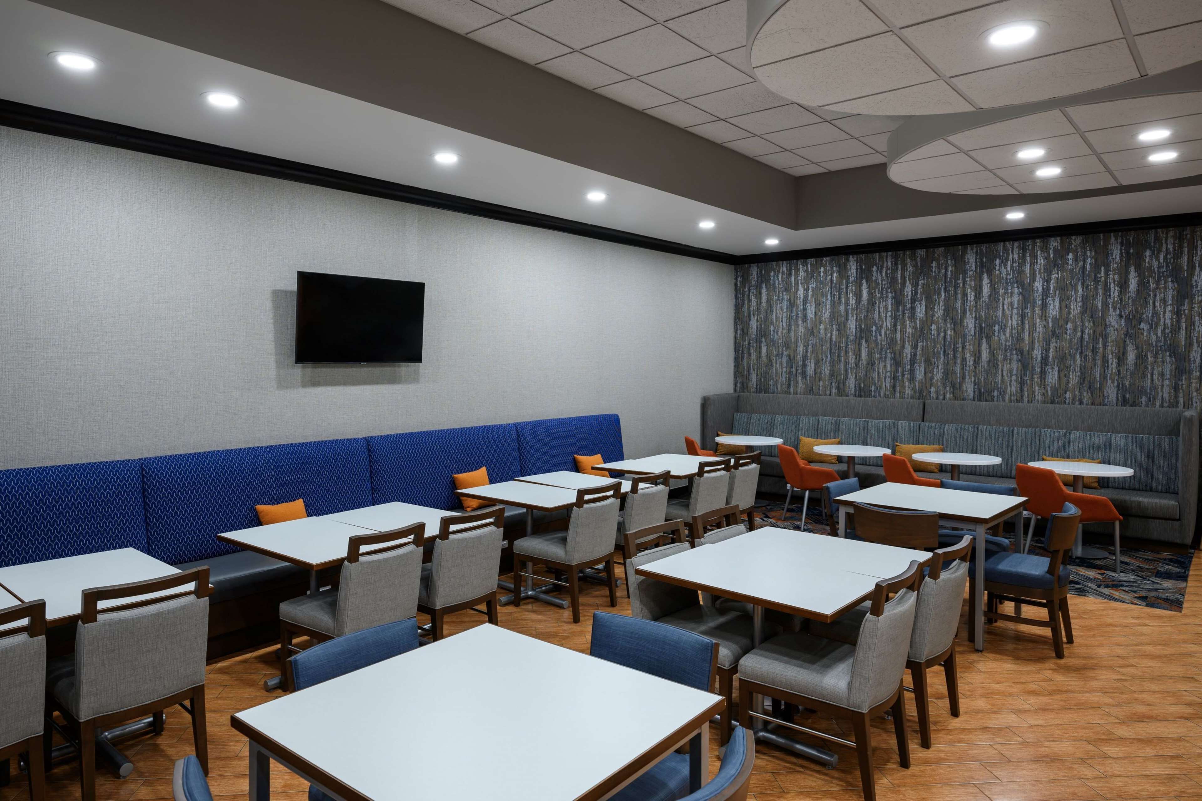 Un restaurante con cabinas, mesas y sillas.