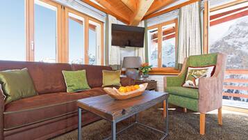 套房, 1 间卧室, 山景 | 起居区 | 30-英寸纯平电视(配备有线频道)