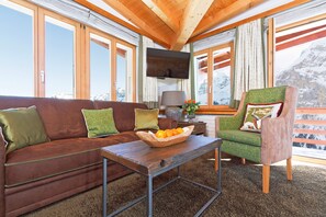 Suite, 1 soverom, fjellutsikt | Oppholdsområde | En 30-tommers Flatskjerm-TV med kabel-kanaler