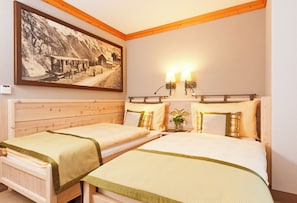 Doppelzimmer zur Waldseite | Minibar, Zimmersafe, Schreibtisch, Verdunkelungsvorhänge