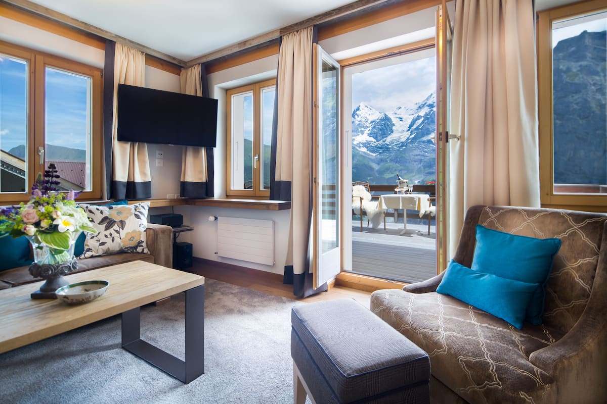 Suite mit einem Schlafzimmer und Eiger Bergblick | Wohnbereich | LCD-Fernseher