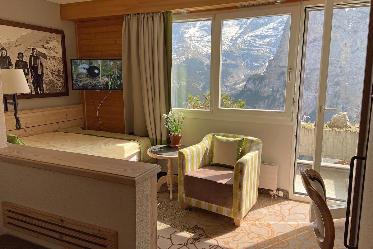 single room with eiger mountain view | minibar, in-room safe, desk, blackout curtains