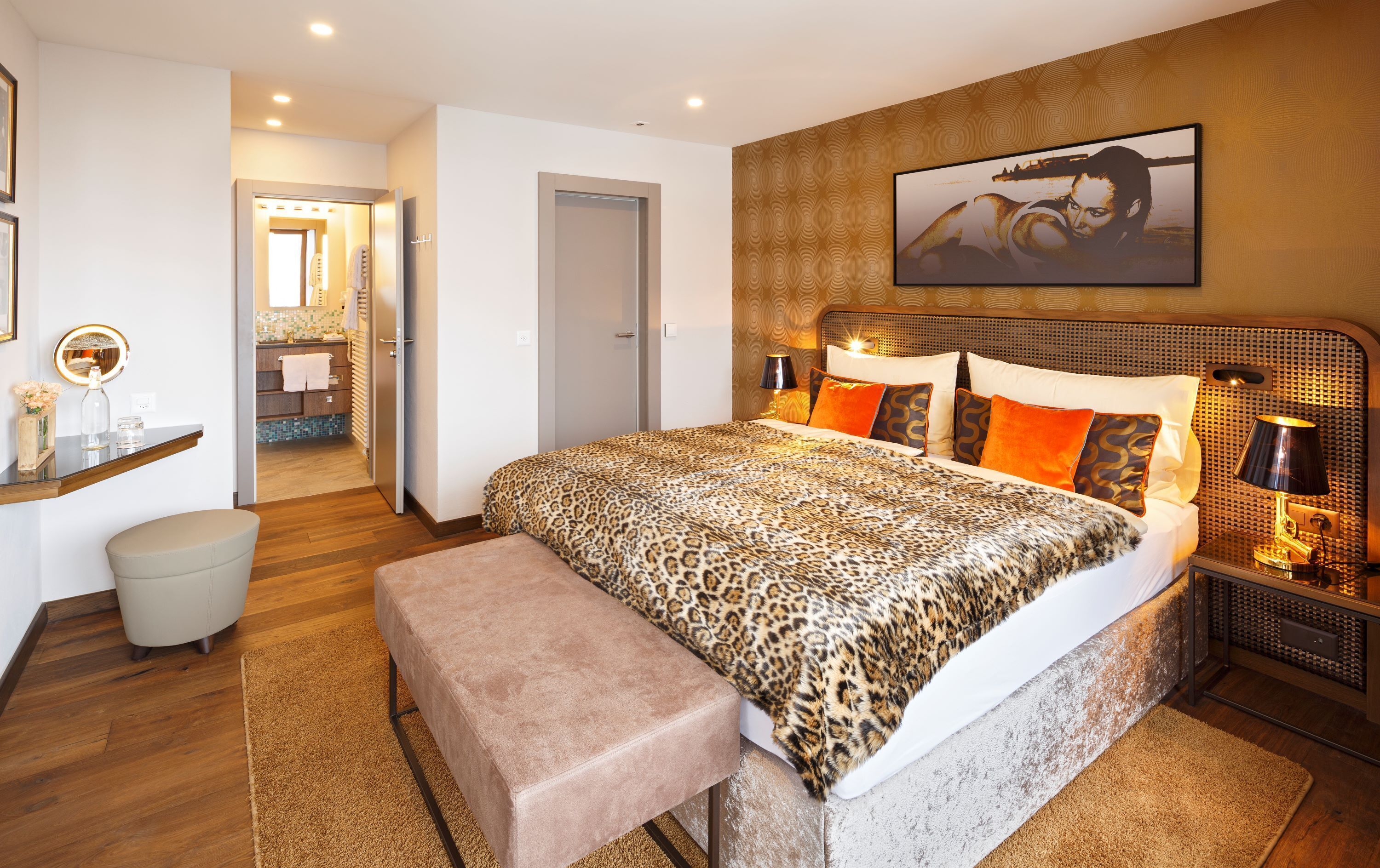 Minibar, coffres-forts dans les chambres, bureau, rideaux occultants