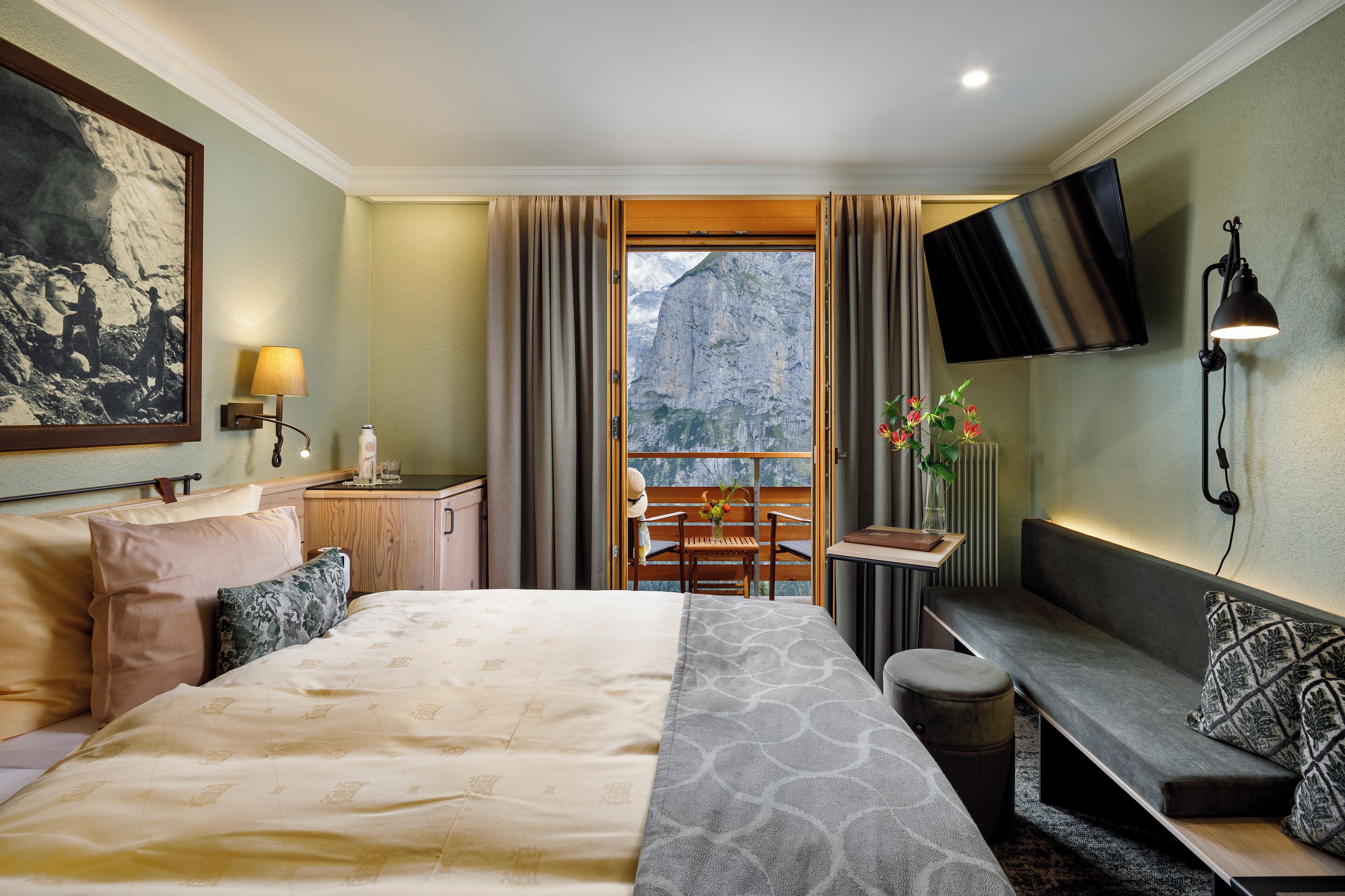 Habitación doble, vistas a la montaña | Minibar, caja fuerte, escritorio y cortinas opacas