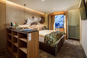 Corner Junior Suite with balcony and Eiger mountain view | Minibar, in-room safe, desk, blackout drapes