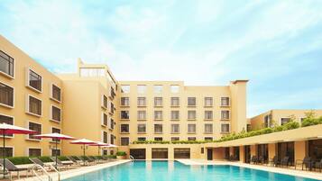 야외 수영장, 06:00 ~ 23:00 오픈, 수영장 파라솔