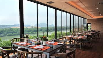3 nhà hàng, phục vụ bữa sáng