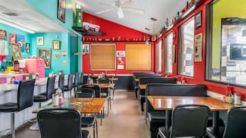 Breakfast and lunch served, American cuisine