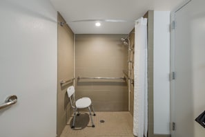 Ilmaiset hygieniatuotteet, hiustenkuivaaja, pyyhkeet, saippua
