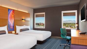 Luxe beddengoed, een kluis op de kamer, een bureau, een laptopwerkplek