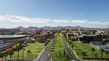 Un paisaje urbano con una avenida amplia, zonas verdes y edificios.