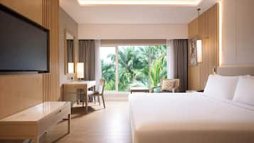 Room, 1 King Bed (Guest) | Minibar, in-room safe, desk, blackout curtains