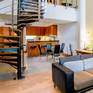 Duplex, 1 King Bed, Balcony, Golf View (Suite) | Private kitchenette | Electric kettle