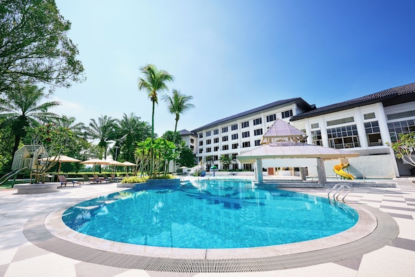 2 kolam renang outdoor, dengan payung kolam renang dan kursi berjemur