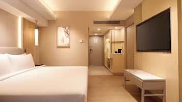 Room, 1 Katil Raja (King) (Guest) | Bar mini, peti besi dalam bilik, meja, langsir/tirai gelap terus