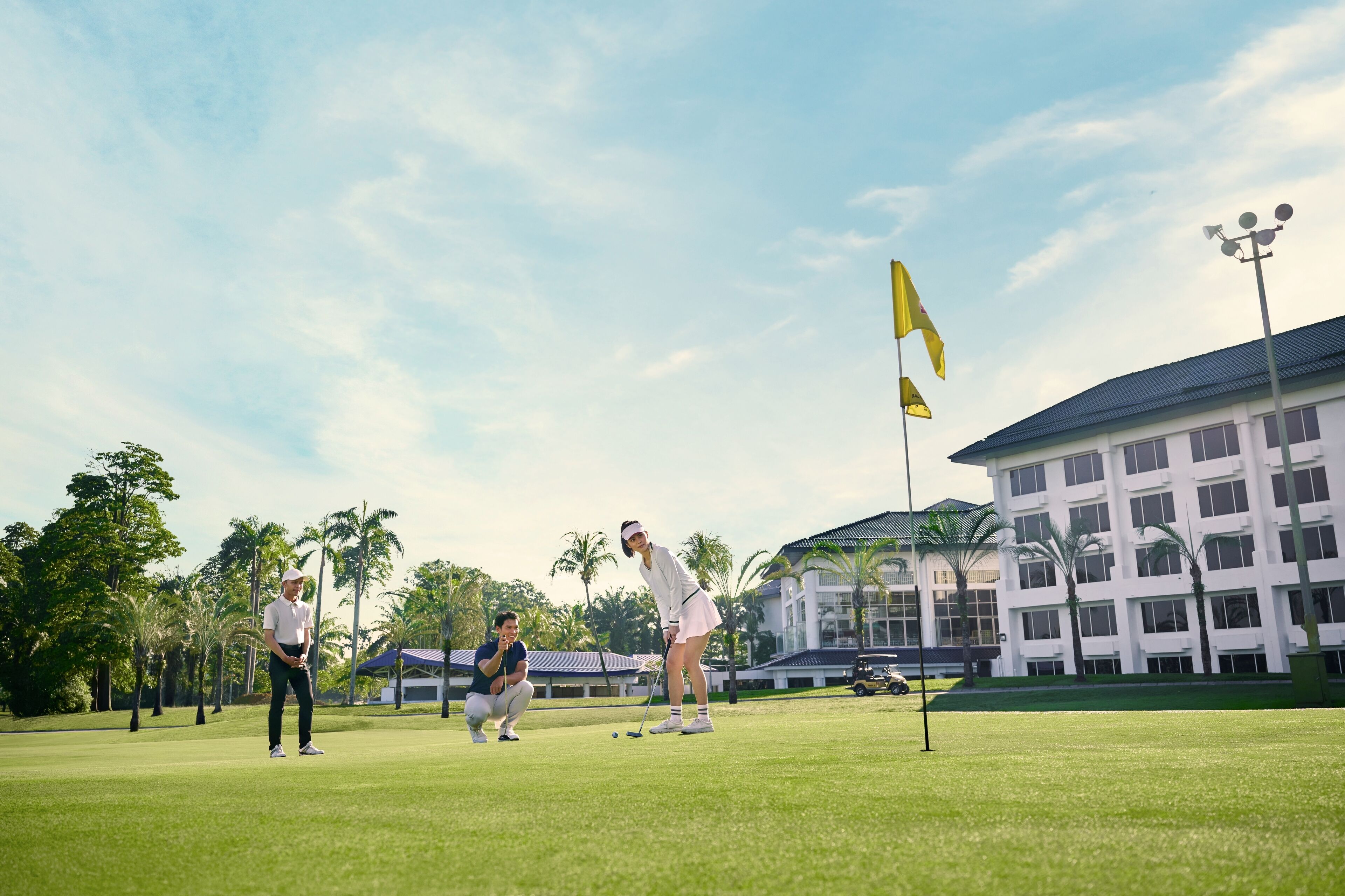 Un campo de golf con un edificio al fondo.