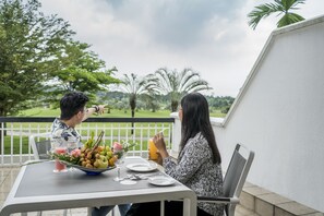 Room, 1 King Bed, Non Smoking, Balcony | Balcony