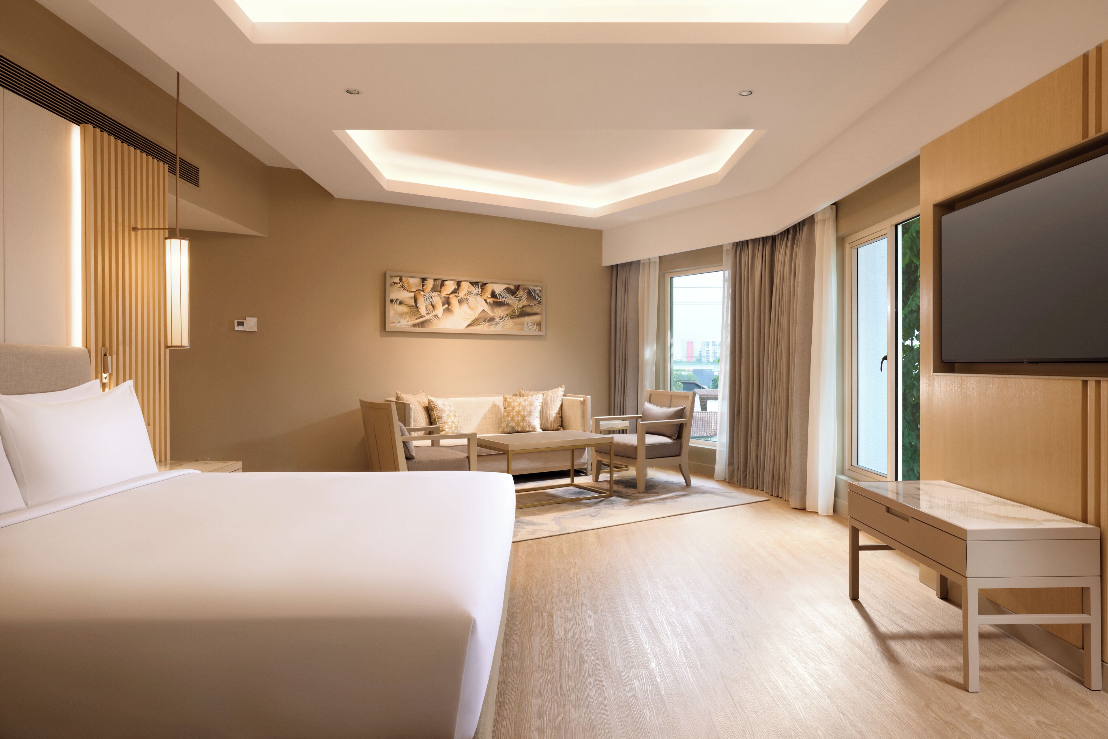 Familierom, 1 kingsize-seng | Minibar, safe på rommet, skrivebord og blendingsgardiner