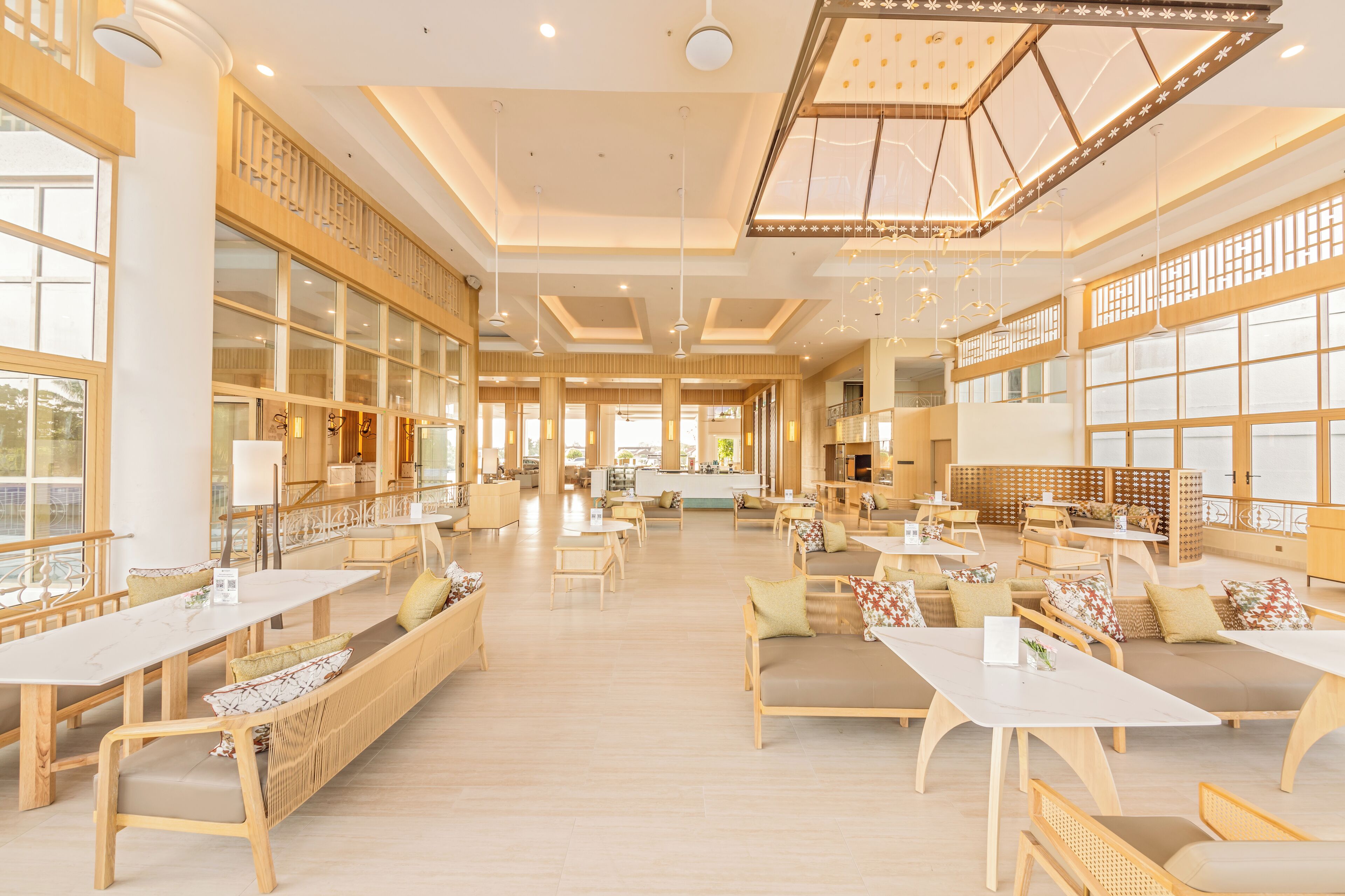 2 bares/lounges, gastropub