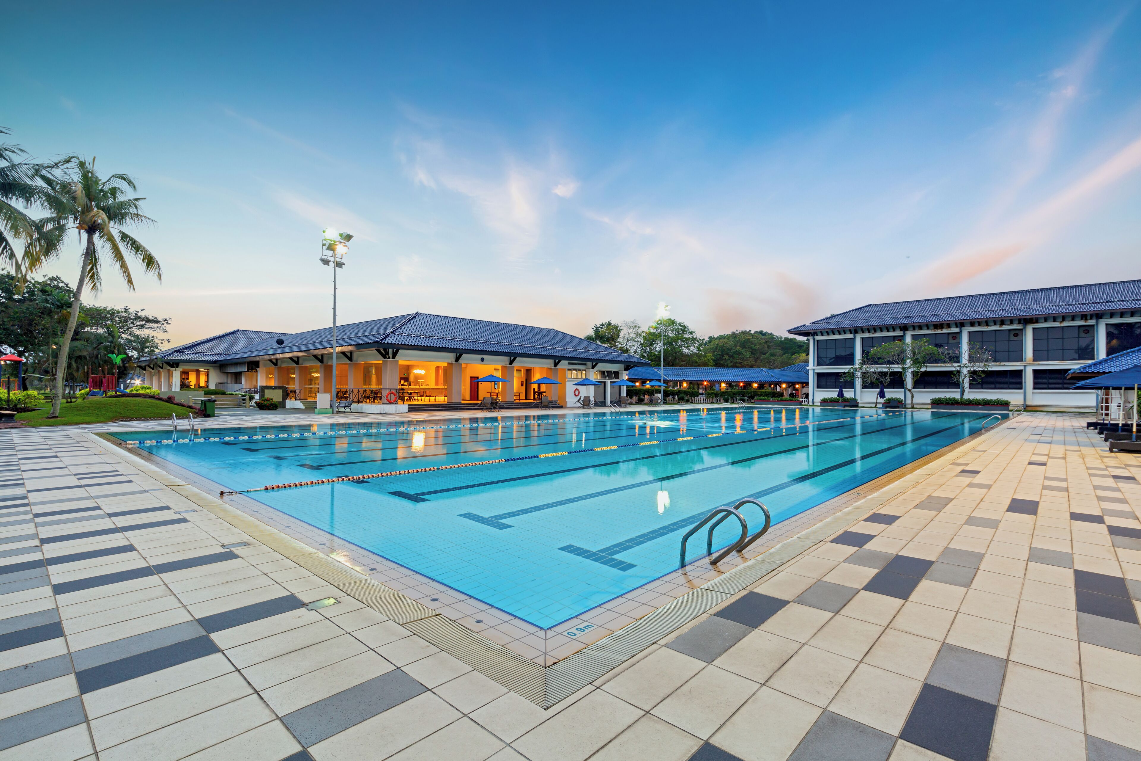 2 piscinas externas, funciona das 7h às 19h, guarda-sóis