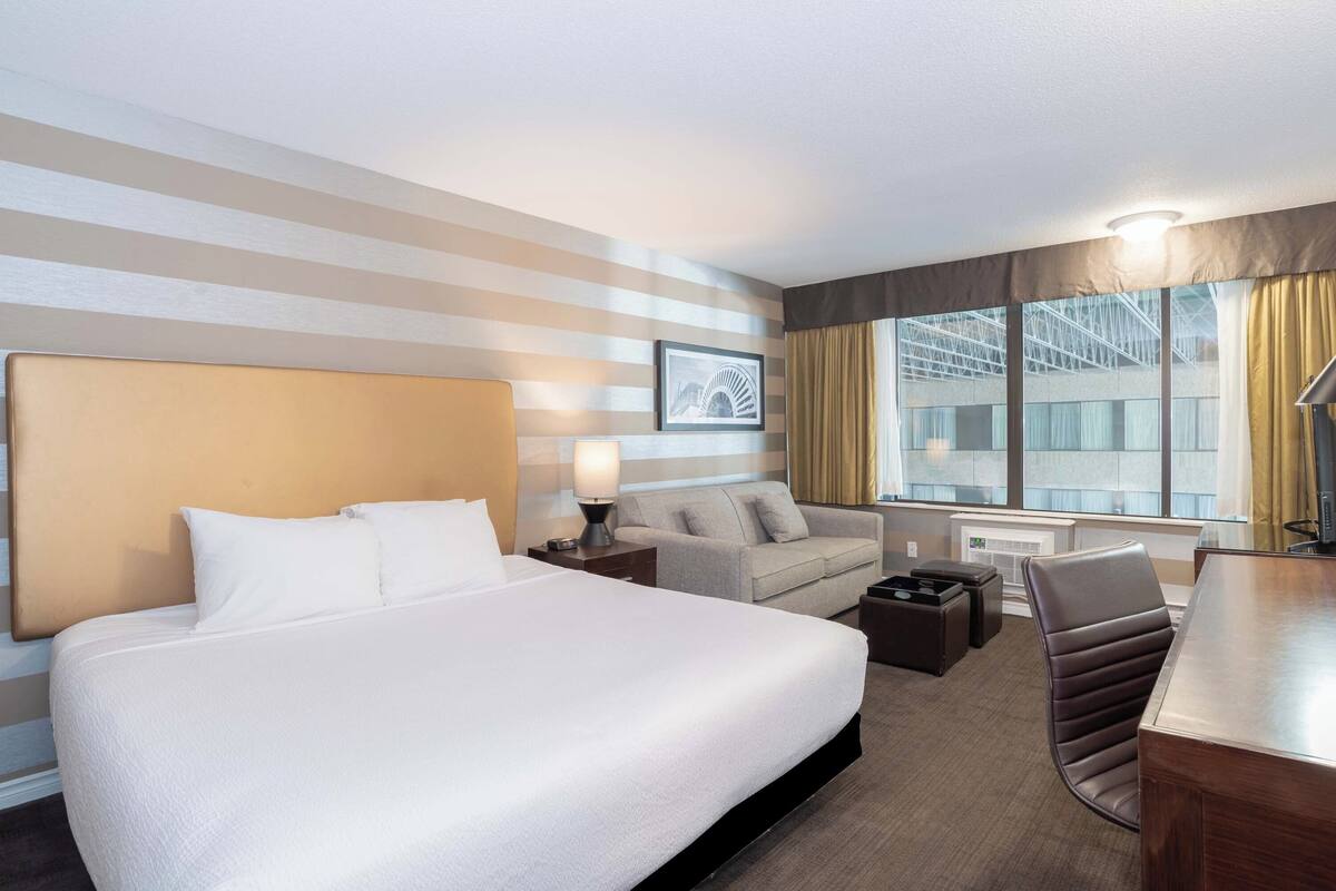 Standard Room, 1 King Bed with Sofa bed (no pets allowed) | Bàn, bàn ủi/dụng cụ ủi quần áo, truy cập Internet không dây miễn phí 
