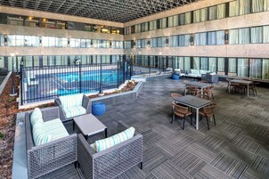 Una piscina cubierta