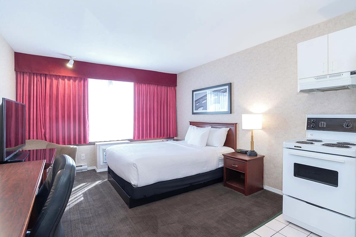 Suite monolocale, 1 letto queen, cucina | Una scrivania, ferro/asse da stiro, Wi-Fi gratuito, lenzuola