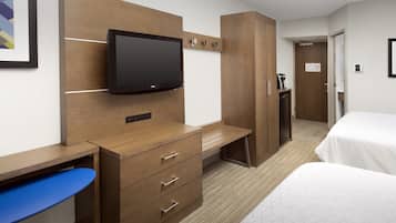 Muebles diferentes, escritorio y cortinas blackout