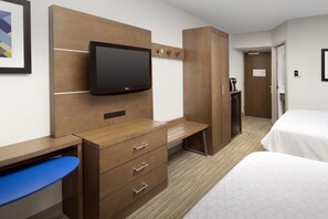 1 dormitorio, mobiliario individual, escritorio y cortinas opacas