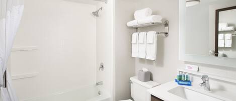 Ein modernes Badezimmer mit Badewanne, Toilette und Waschbecken.