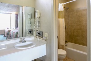 Free toiletries, towels - Springwood Hotel (Opelika)