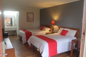 基础四人房, 2 张双人床 | 1 多间卧室、办公桌、隔音、熨斗/熨衣板