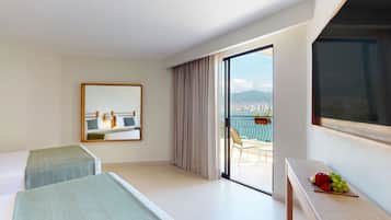 Premier Double | Caja de seguridad en la habitación, escritorio y cortinas blackout