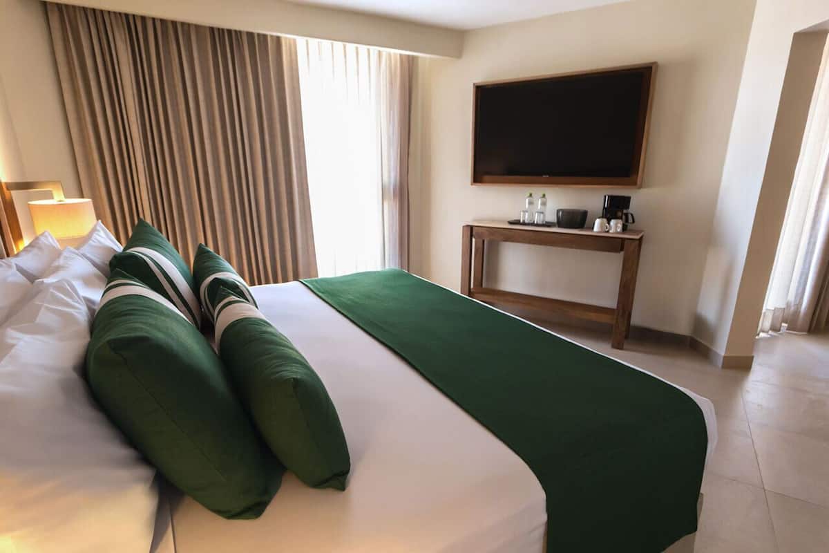 Deluxe Pool View King | Brankas, meja kerja, tirai kedap cahaya, dan setrika/meja setrika