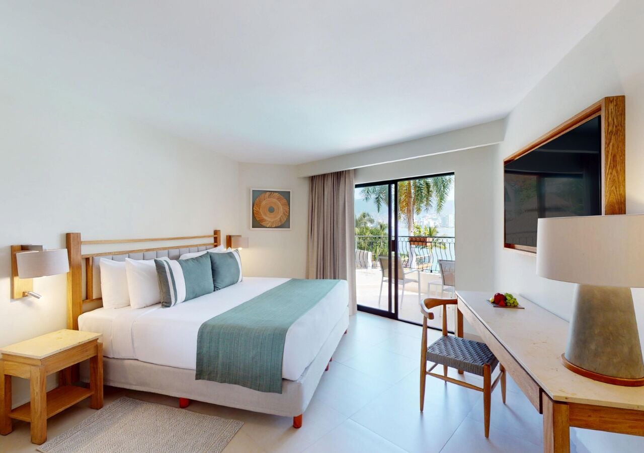 Deluxe Superior King | In-room safe, desk, blackout drapes, iron/ironing board