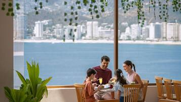 3 restoran, sarapan, makan tengah hari dihidangkan; makanan laut