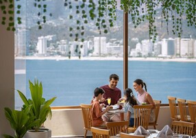 3 restaurants, breakfast, lunch, dinner served; seafood