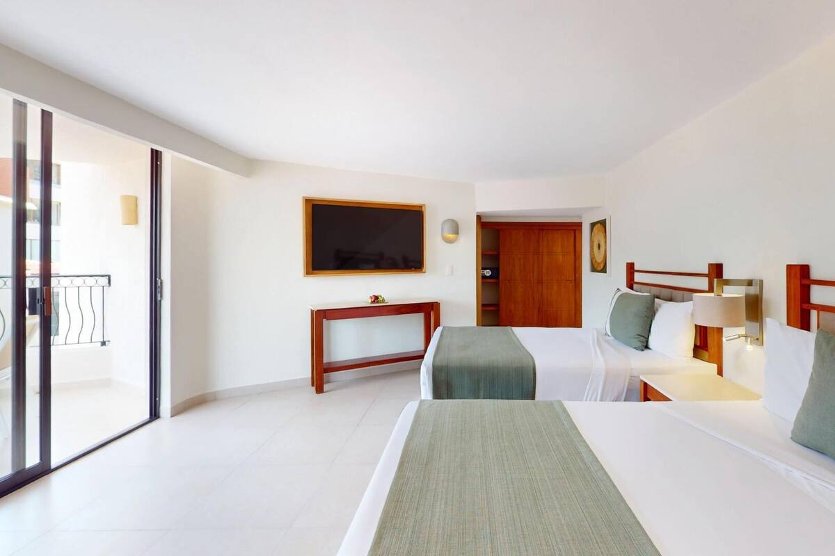 Cofres nos quartos, escrivaninha, cortinas blackout