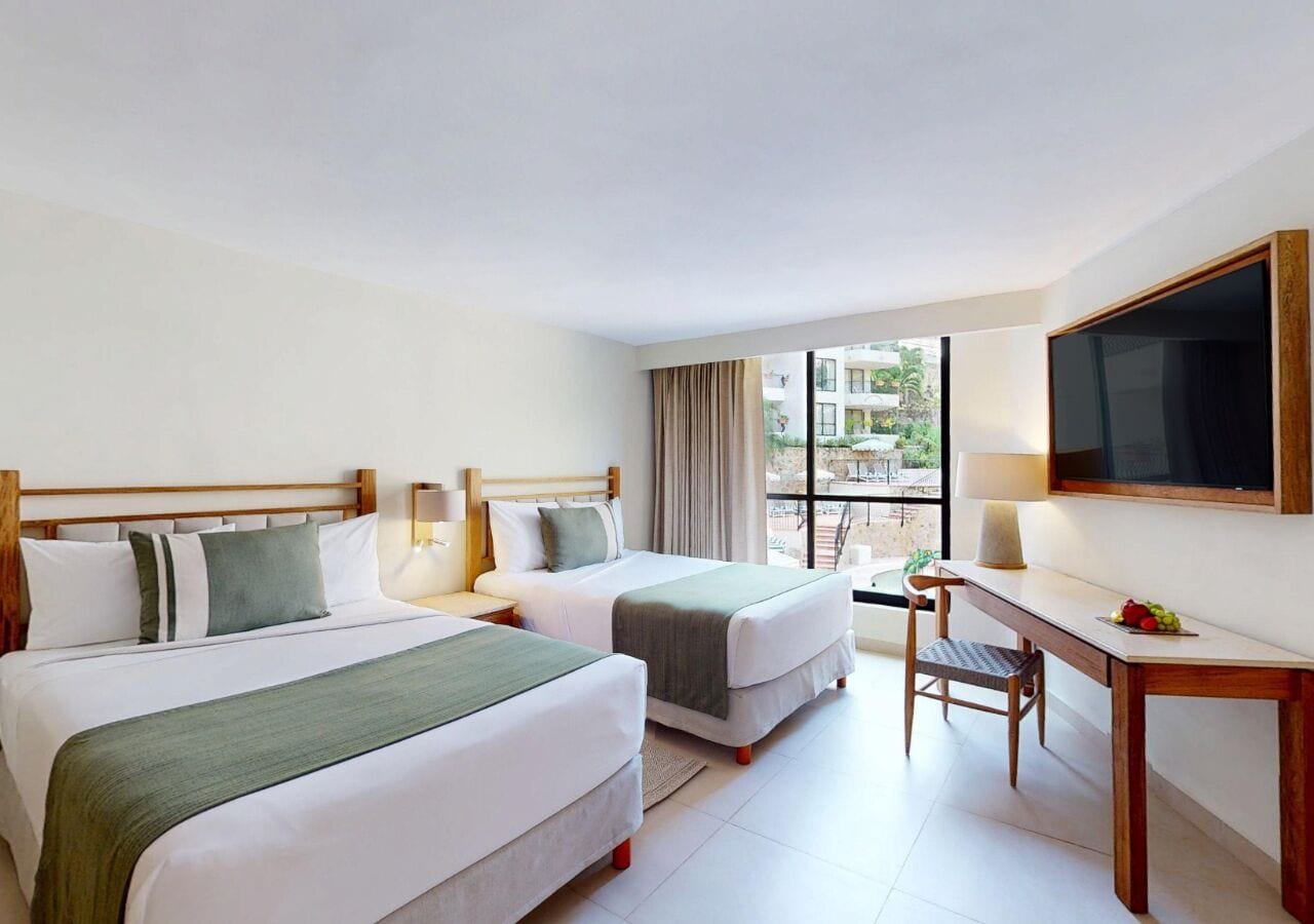 Habitación Deluxe, vista a la alberca | Caja de seguridad en la habitación, escritorio y cortinas blackout 