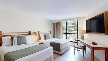 Habitación Deluxe, vista a la alberca | Caja de seguridad en la habitación, escritorio y cortinas blackout