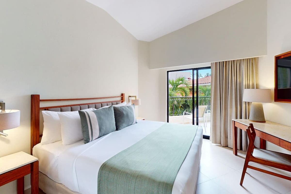 Deluxe Nature View King | In-room safe, desk, blackout drapes, iron/ironing board