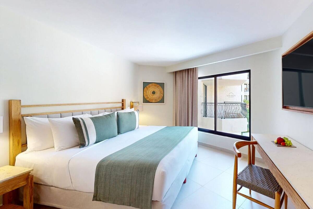 Deluxe Pool View King | Cofres nos quartos, escrivaninha, cortinas blackout