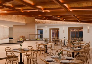 3 restaurants, breakfast, lunch, dinner served; seafood