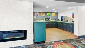 Eine moderne Küche mit integriertem Aquarium, einer Mikrowelle und einer Kaffeemaschine.