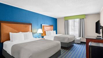 Escritorio, tabla de planchar con plancha, wifi gratis y ropa de cama