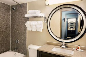Kombinasi shower/bathtub, pancuran hujan,  dan perlengkapan mandi gratis