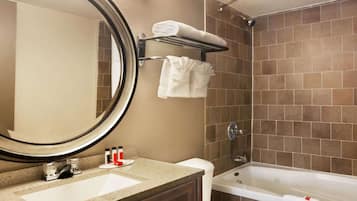 Combined shower/bathtub, rainfall showerhead, free toiletries, towels