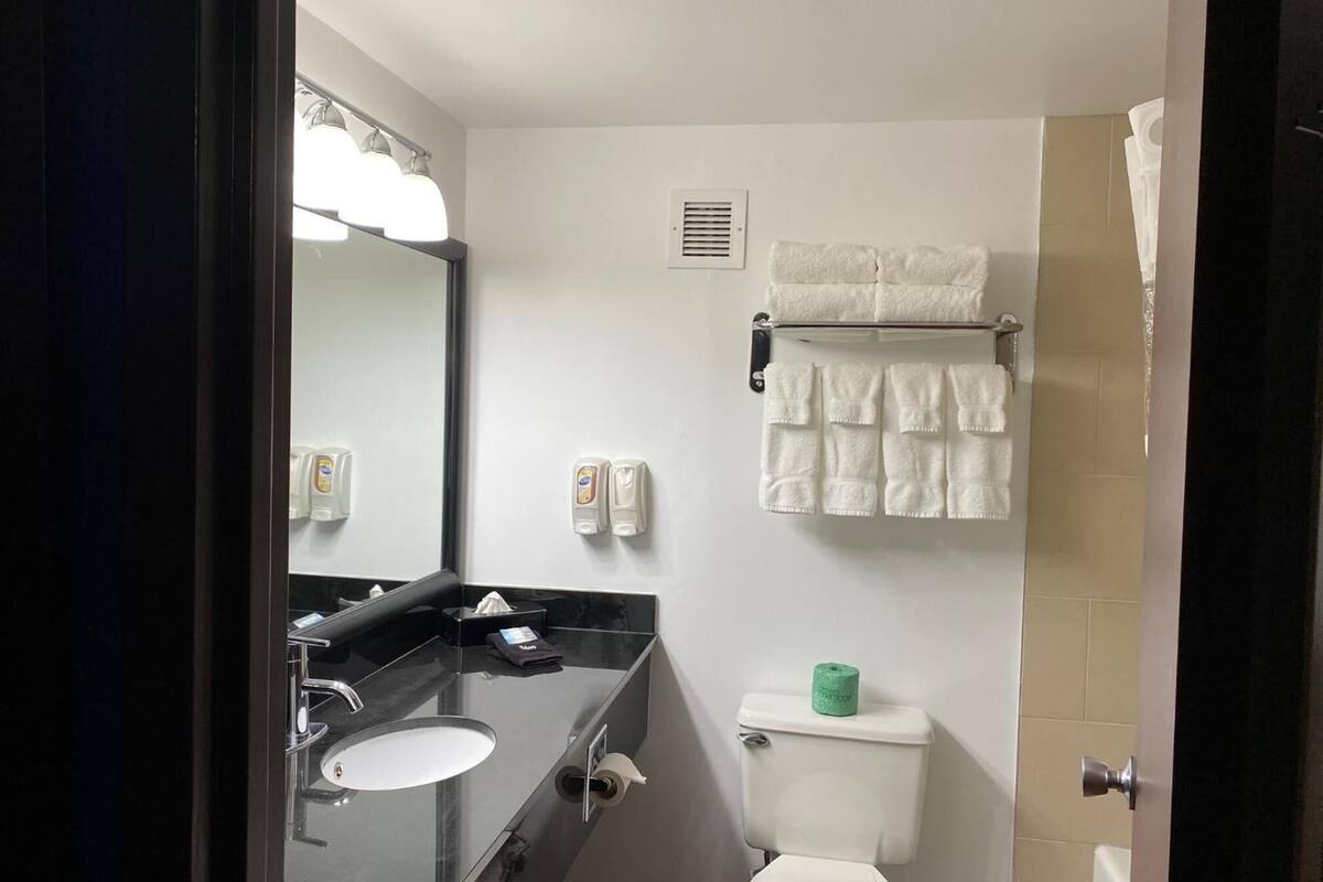 combined shower/bathtub, hydromassage showerhead, free toiletries