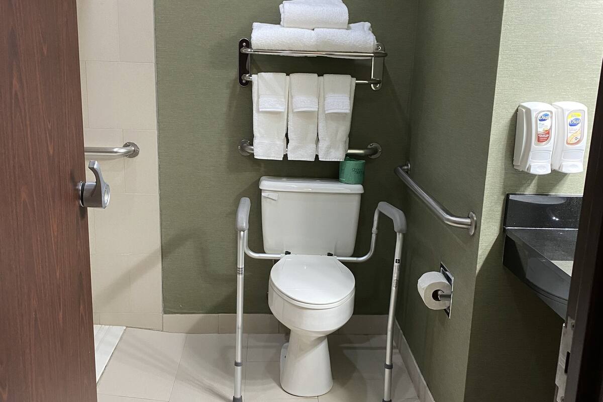 standard single room, 1 king bed, accessible, ground floor | bathroom | combined shower/bathtub, hydromassage showerhead, free toiletries