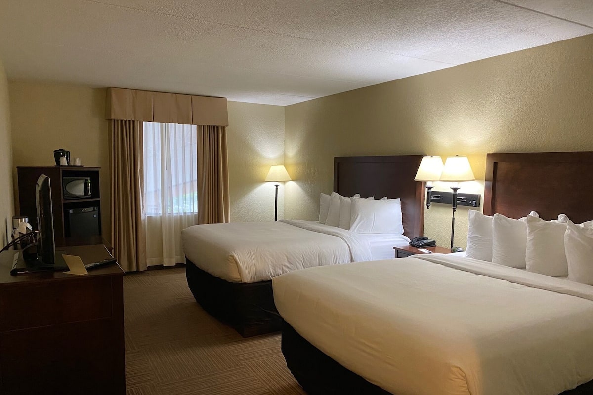 Atrium Side 2 Queen Beds Room | Blackout drapes, iron/ironing board, free internet, bed sheets